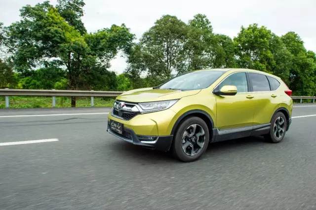 不是我追不上你，而是我們之間需要距離